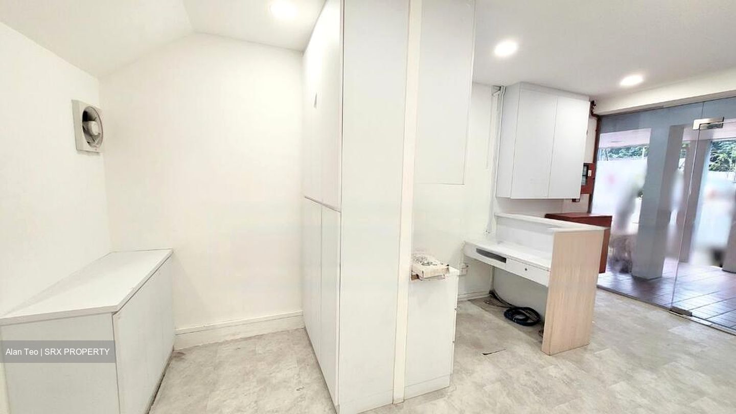 Ang Mo Kio Avenue 6 (D20), Shop House #451317111
